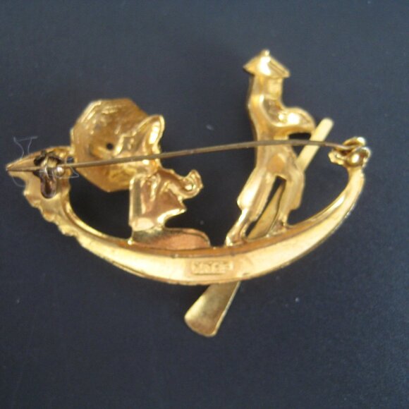 DAMASCENE 2" PIN FROM SPAIN DEPICTS BOAT AND ASIAN SCENE - Picture 2 of 3